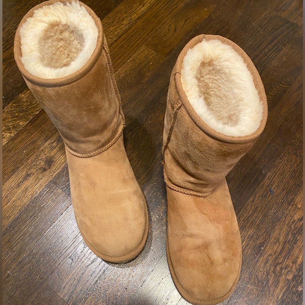 Ugg classic short boot size 9